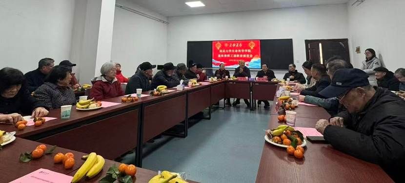 图片包含 室内, 桌子, 人, 食物 AI 生成的内容可能不正确。