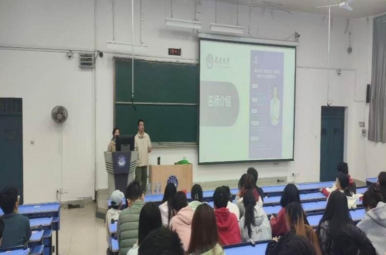 人们在看台上的人在房间里 AI 生成的内容可能不正确。