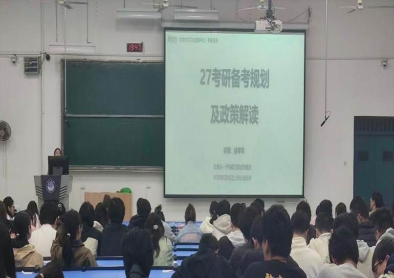 一群人在开会 AI 生成的内容可能不正确。