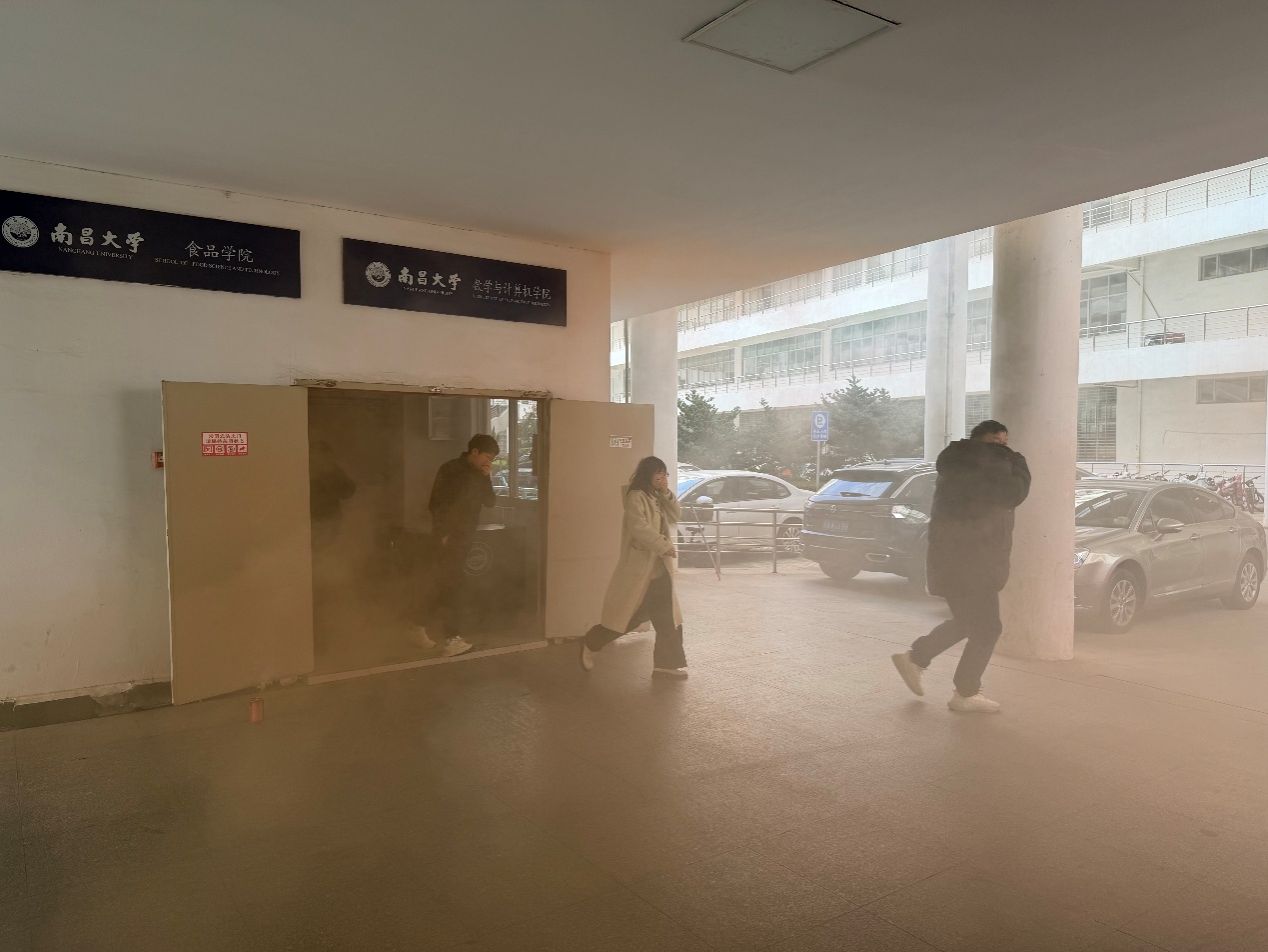 图片包含 天花板, 室内, 建筑, 男人AI 生成的内容可能不正确。