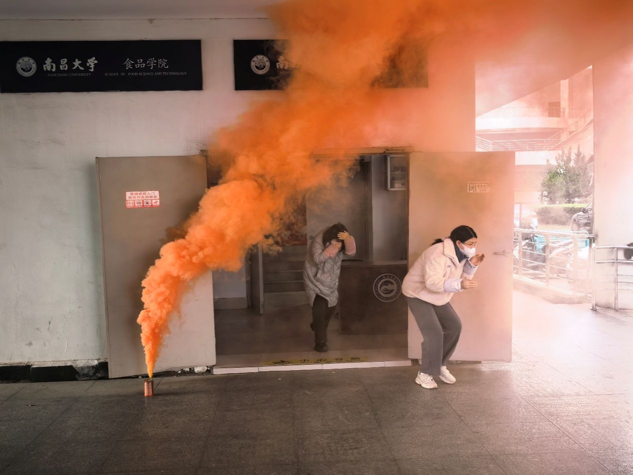 图片包含 火车, 烟, 男人, 轨道AI 生成的内容可能不正确。